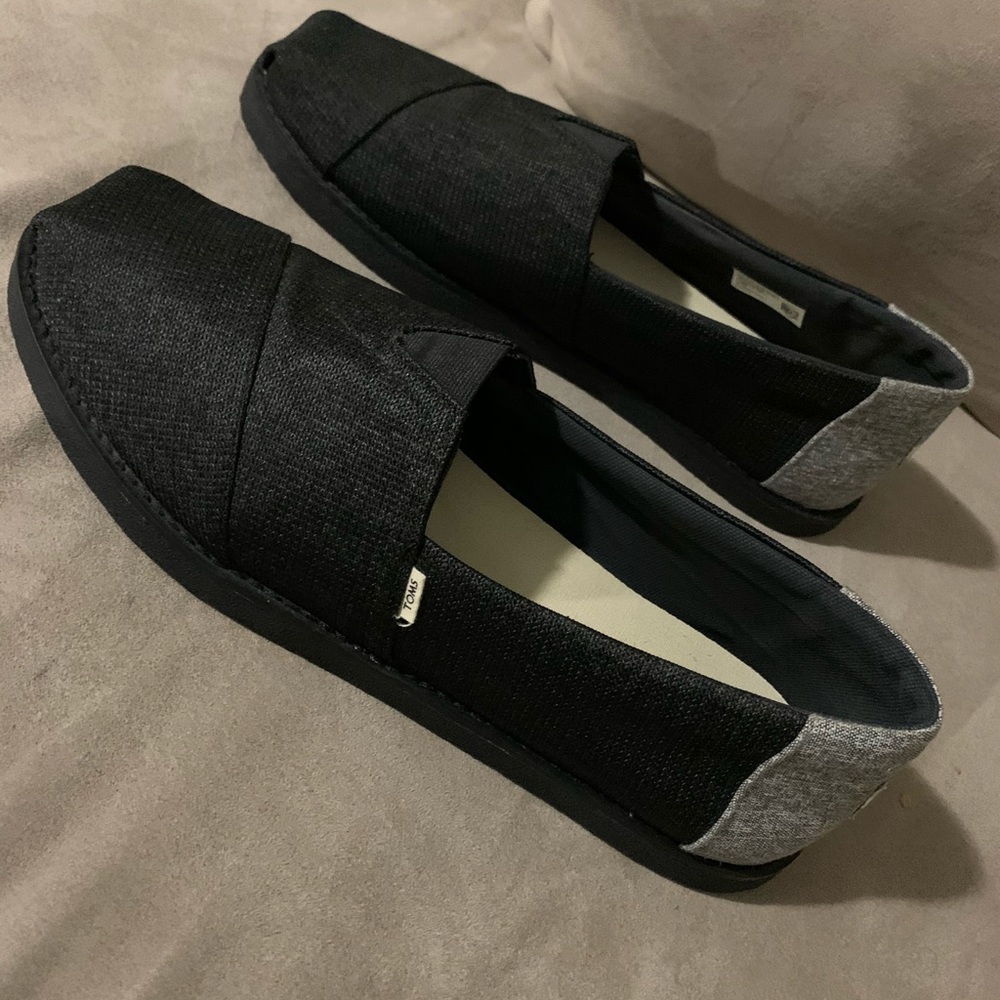 New Men’s classic TOMS all black grey heel